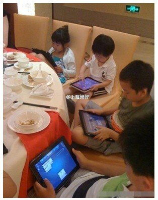 兩歲半男童沉迷iPad致高度近視，家政服務(wù)提醒家長(zhǎng)關(guān)注兒童眼健康